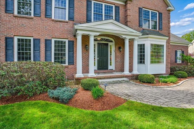 22 Elizabeth Way, Bedford, NH 03110