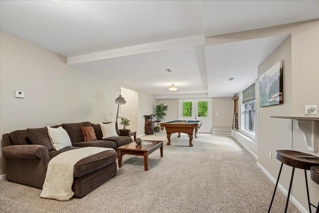 22 Elizabeth Way, Bedford, NH 03110