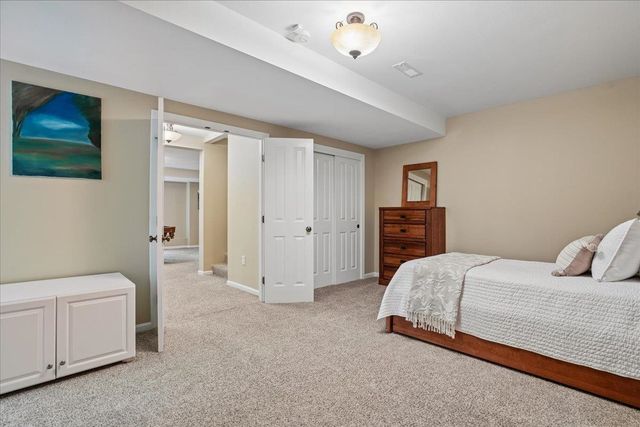 22 Elizabeth Way, Bedford, NH 03110