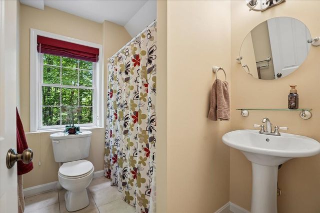 22 Elizabeth Way, Bedford, NH 03110