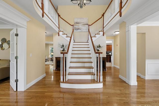 22 Elizabeth Way, Bedford, NH 03110