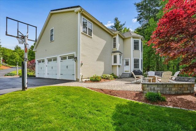 22 Elizabeth Way, Bedford, NH 03110