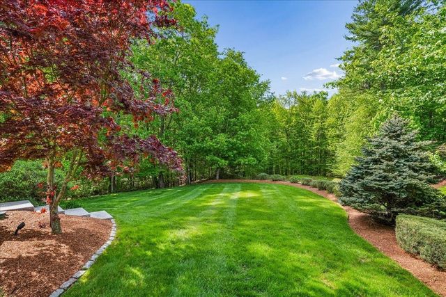 22 Elizabeth Way, Bedford, NH 03110