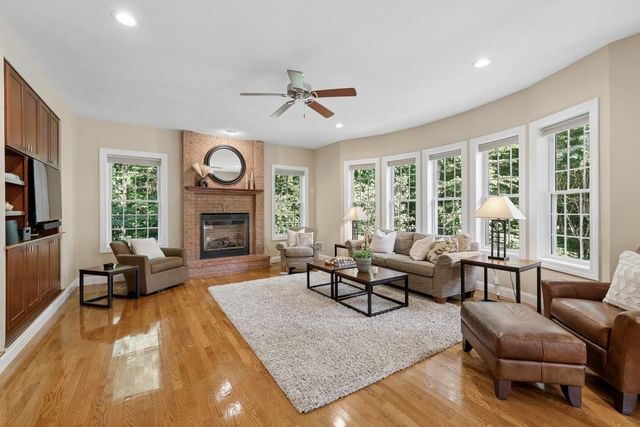 22 Elizabeth Way, Bedford, NH 03110