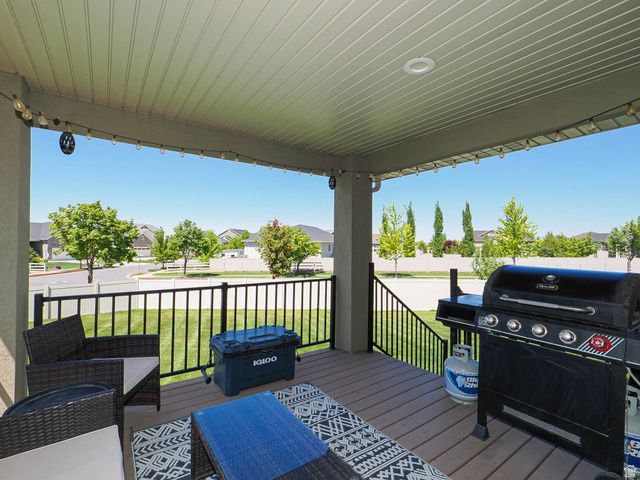 879 W SADDLEBROOK DR, Kaysville, UT 84037
