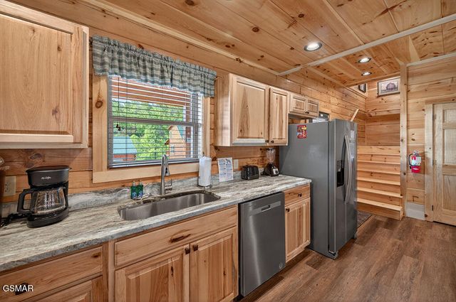 826 String Run Way, Pigeon Forge, TN 37863