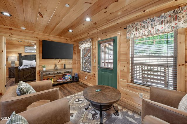 826 String Run Way, Pigeon Forge, TN 37863
