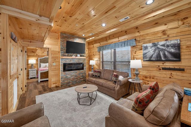 826 String Run Way, Pigeon Forge, TN 37863