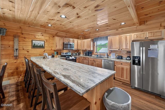 826 String Run Way, Pigeon Forge, TN 37863