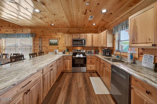 826 String Run Way, Pigeon Forge, TN 37863