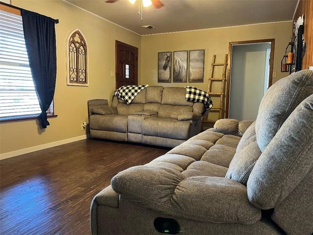 911 Mike St, George West, TX 78022