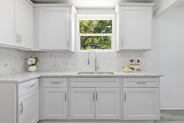 943 S San Eduardo, San Antonio, TX 78237