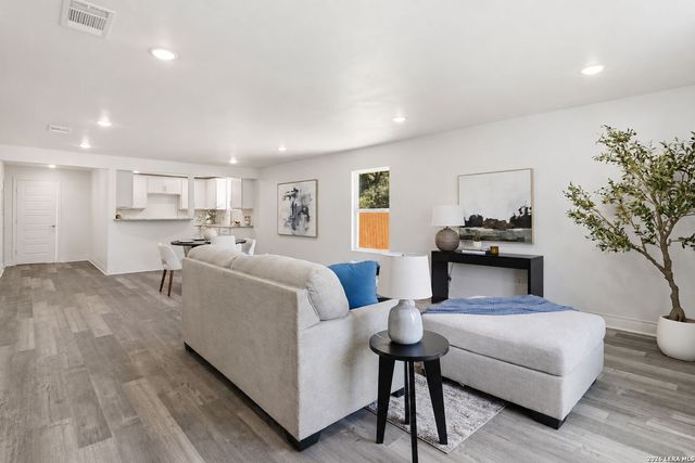 943 S San Eduardo, San Antonio, TX 78237