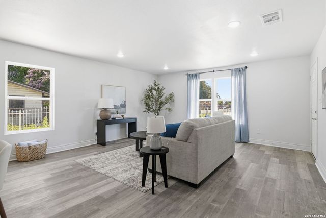 943 S San Eduardo, San Antonio, TX 78237