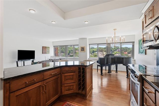 803 W 48th Street 605, Kansas City, MO 64112
