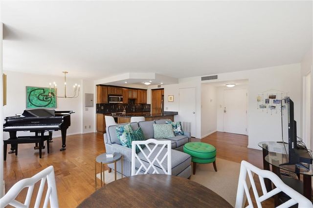 803 W 48th Street 605, Kansas City, MO 64112