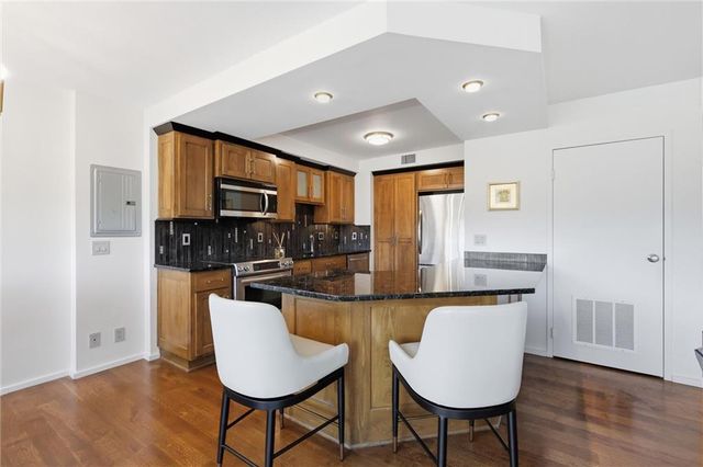 803 W 48th Street 605, Kansas City, MO 64112