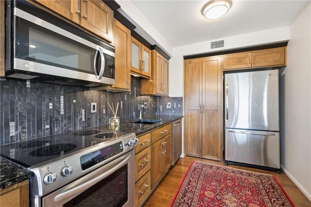 803 W 48th Street 605, Kansas City, MO 64112