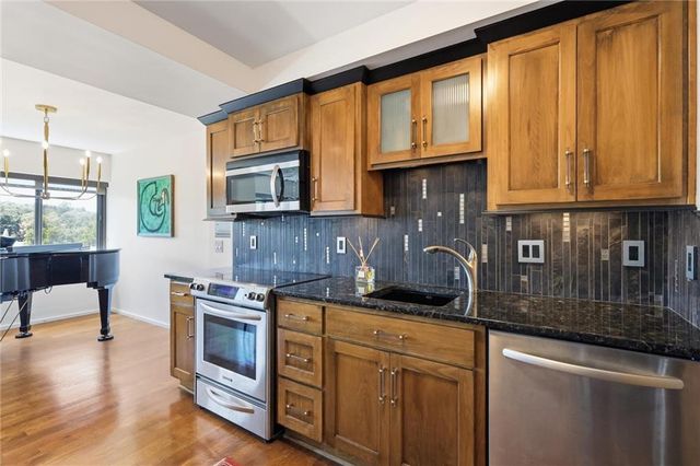 803 W 48th Street 605, Kansas City, MO 64112