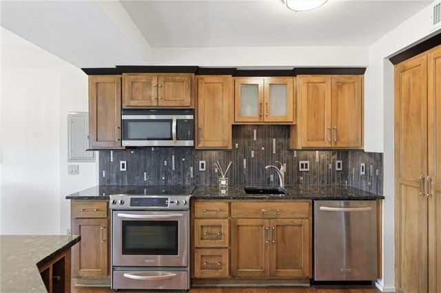 803 W 48th Street 605, Kansas City, MO 64112