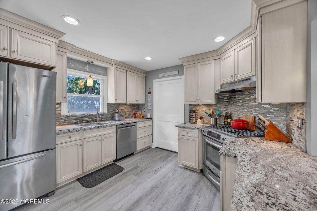 37 Sunset Place, North Middletown, NJ 07748