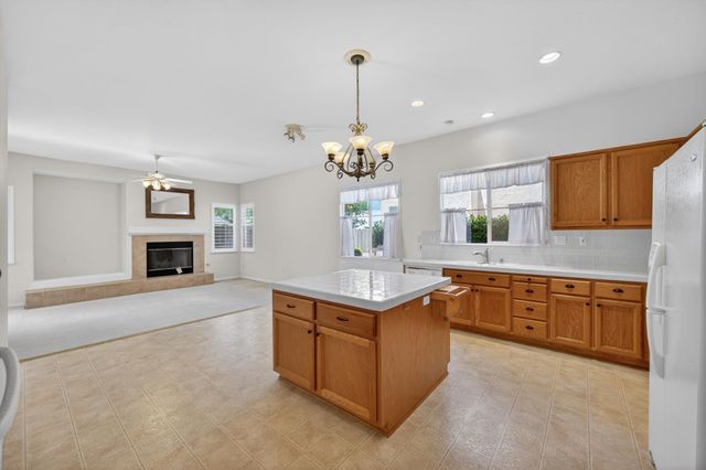 380 Lyman Cir, Sacramento, CA 95835