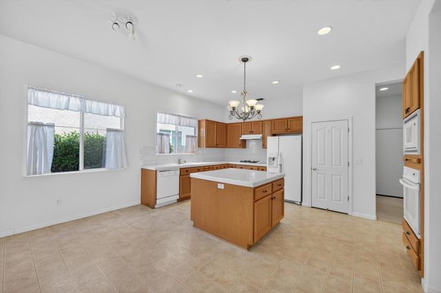 380 Lyman Cir, Sacramento, CA 95835