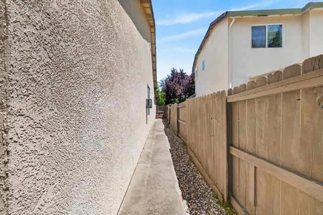 380 Lyman Cir, Sacramento, CA 95835