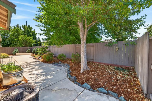 380 Lyman Cir, Sacramento, CA 95835
