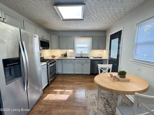 6618 South Dr, Louisville, KY 40272