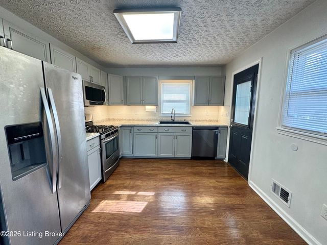 6618 South Dr, Louisville, KY 40272