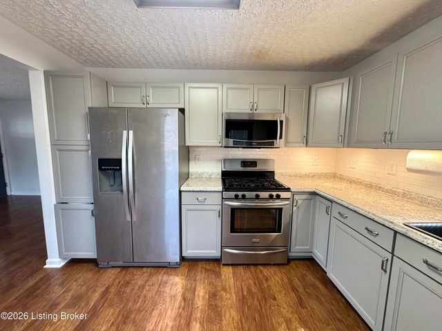 6618 South Dr, Louisville, KY 40272