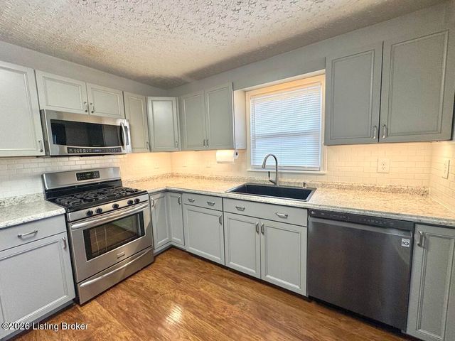 6618 South Dr, Louisville, KY 40272