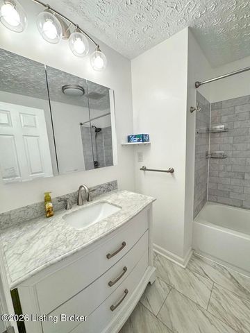 6618 South Dr, Louisville, KY 40272