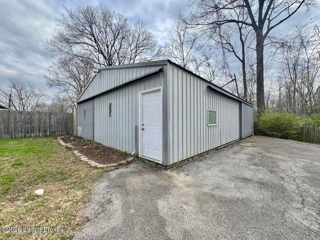 6618 South Dr, Louisville, KY 40272