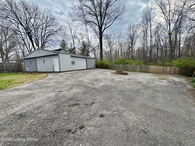 6618 South Dr, Louisville, KY 40272