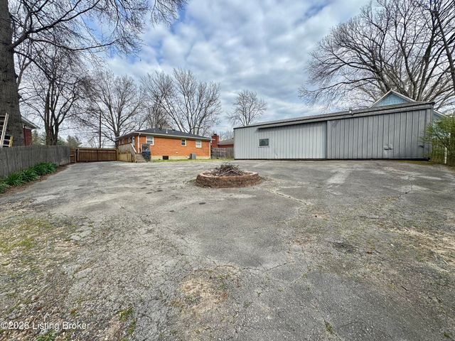 6618 South Dr, Louisville, KY 40272