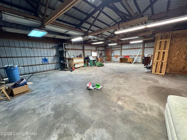 6618 South Dr, Louisville, KY 40272