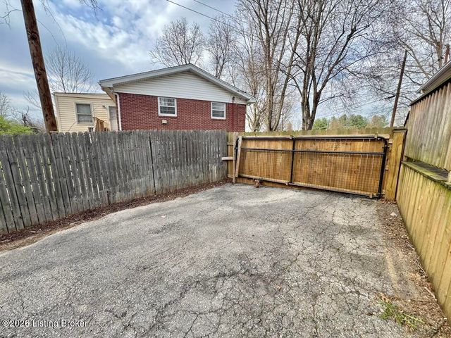 6618 South Dr, Louisville, KY 40272