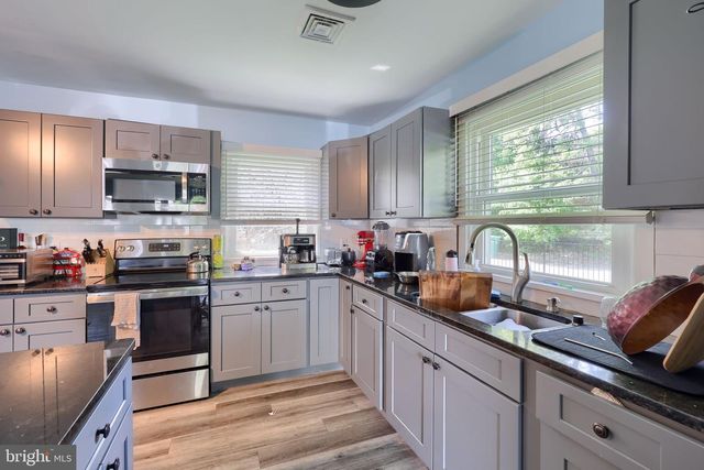 43 OAK LN, Hershey, PA 17033