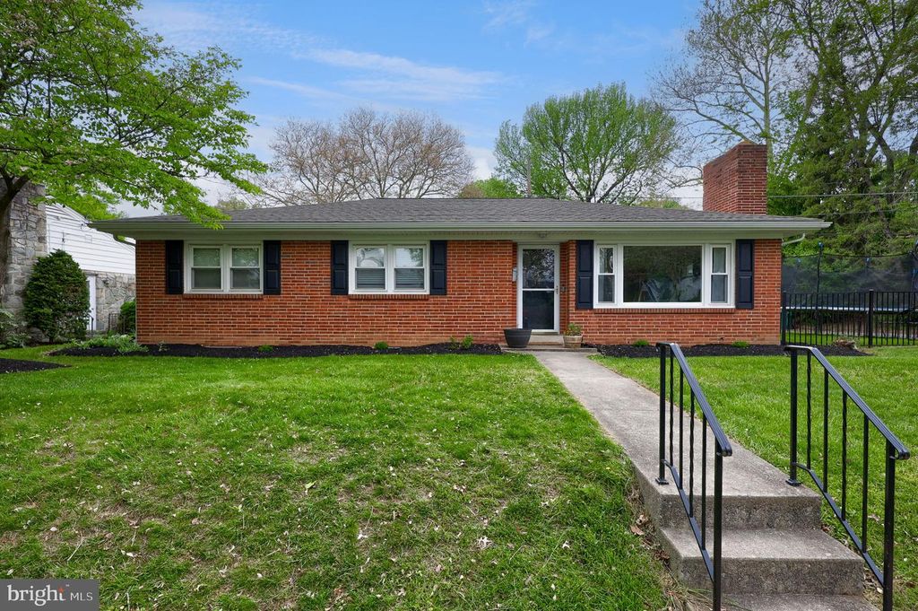 43 OAK LN, Hershey, PA 17033