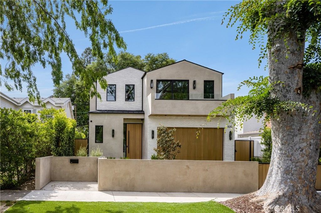 Image 1 of property listing at 4245 Bellaire Avenue, Studio City, CA 91604