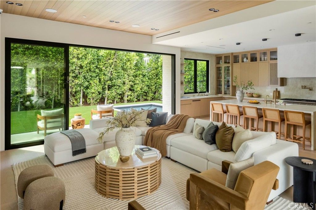 Image 10 of property listing at 4245 Bellaire Avenue, Studio City, CA 91604