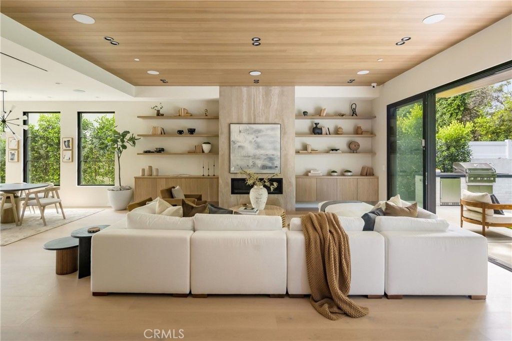 Image 11 of property listing at 4245 Bellaire Avenue, Studio City, CA 91604