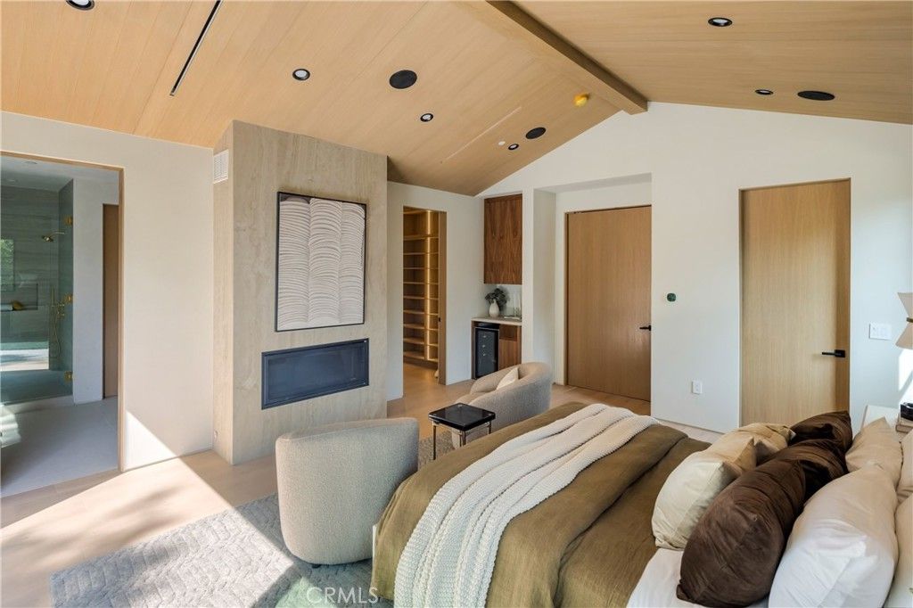 Image 17 of property listing at 4245 Bellaire Avenue, Studio City, CA 91604