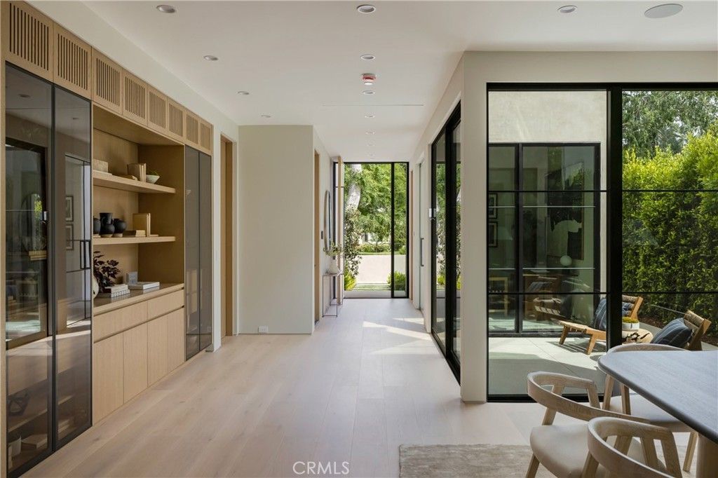 Image 2 of property listing at 4245 Bellaire Avenue, Studio City, CA 91604