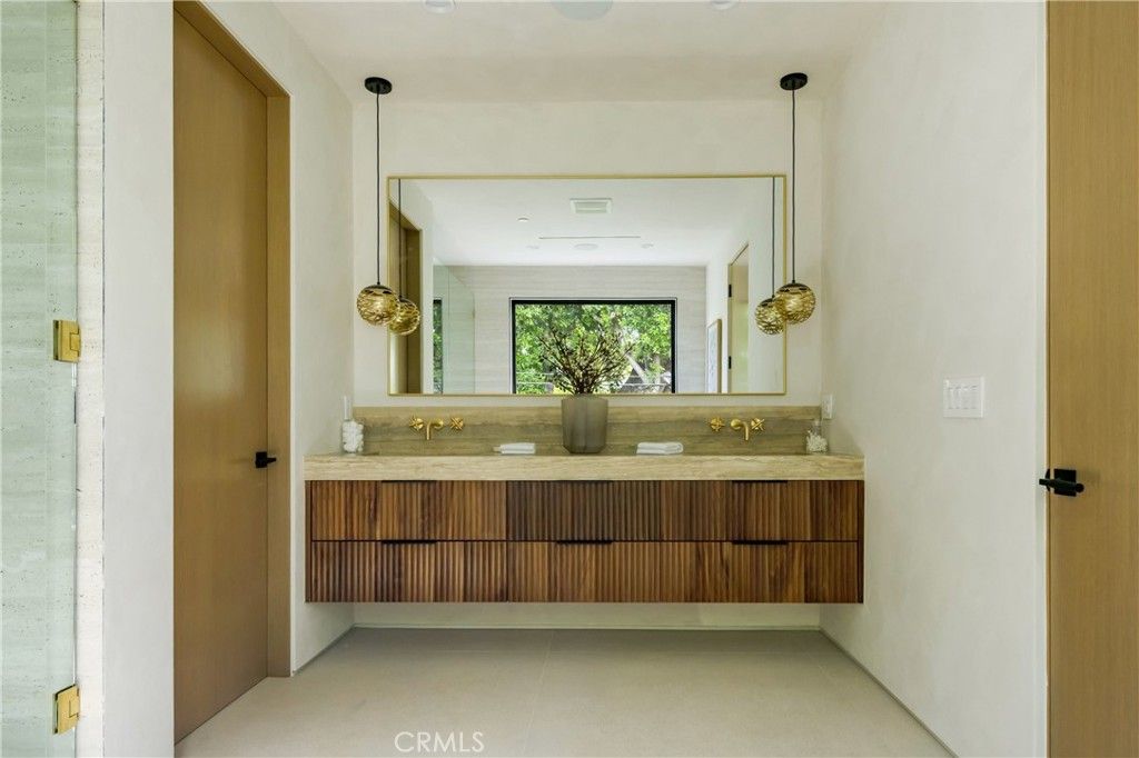 Image 21 of property listing at 4245 Bellaire Avenue, Studio City, CA 91604
