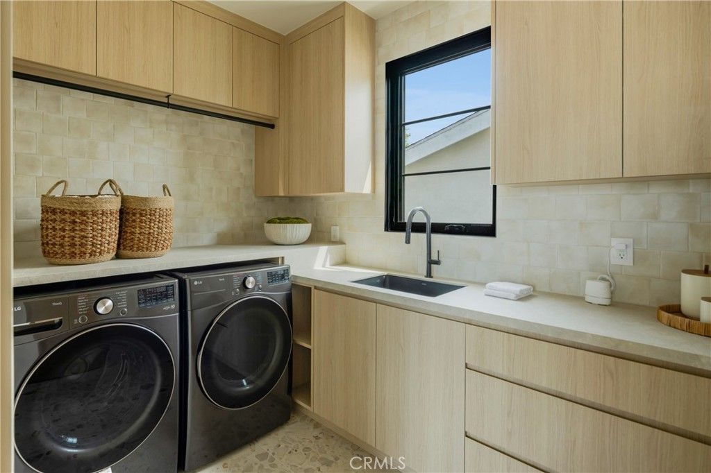 Image 23 of property listing at 4245 Bellaire Avenue, Studio City, CA 91604