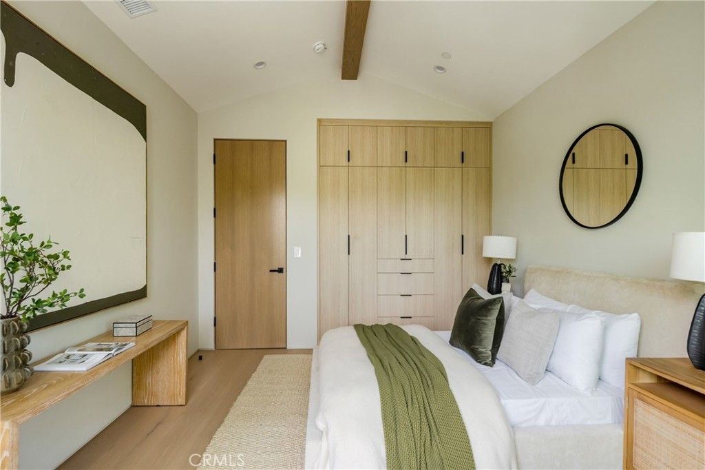 Image 27 of property listing at 4245 Bellaire Avenue, Studio City, CA 91604