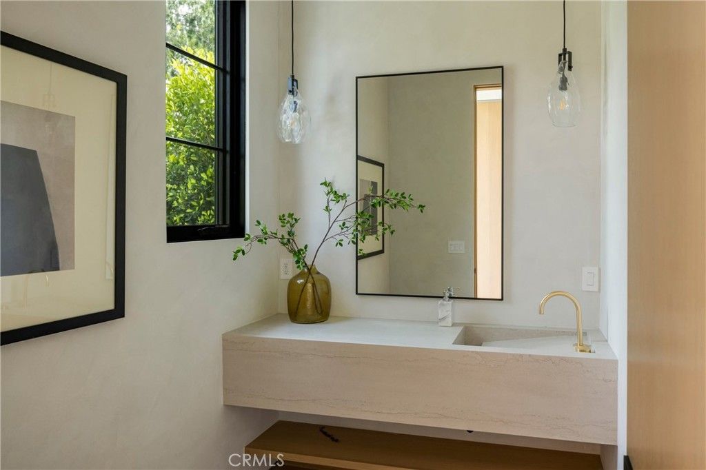 Image 3 of property listing at 4245 Bellaire Avenue, Studio City, CA 91604